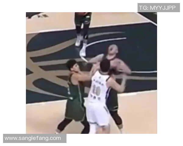 掘金与尼克斯激烈对抗赛场群殴引发球迷热议与争论