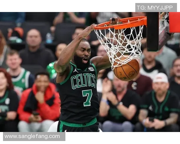 杰伦布朗如何在NBA赛场上展现个人魅力与团队精神的完美结合