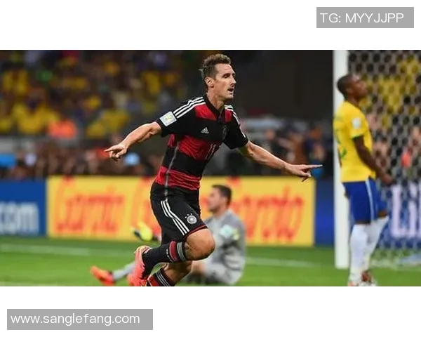 曼联与巴黎首回合交锋比分揭晓精彩瞬间回顾与分析