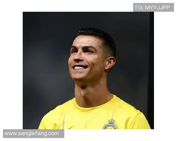 球迷疯狂冲入赛场夺走C罗球衣引发热议与争议 球迷疯狂冲入赛场夺走C罗球衣引发热议与争议